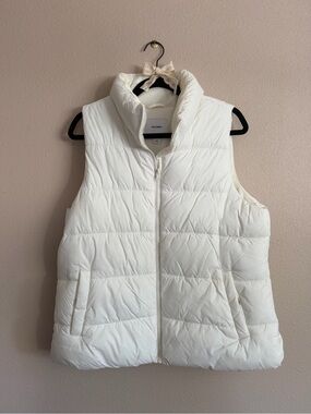 Old Navy Cream Quilted Puffer Vest